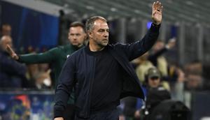 Pelatih Barcelona asal Jerman, Hans-Dieter Flick, meneriakkan instruksi kepada para pemainnya dari pinggir lapangan selama pertandingan leg kedua semifinal Liga Champions UEFA antara Inter Milan dan FC Barcelona di stadion San Siro di Milan, Rabu dini hari WIB (7-5-2025). (PIERO CRUCIATTI/AFP)