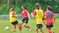 Tim putri Arema FC melanjutkan gerilya uji coba melawan Persiba Bantul Putri pada Selasa (22/12/2020) di Bantul. (Bola.com/Iwan Setiawan)