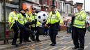 Polisi bermain bola sebelum bertugas pada laga Liga Inggris antara West Ham United vs Manchester United di Boleyn Ground,(10/5/2016).  (Reuters/Eddie Keogh)