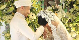 Air mata Tyas Mirasih menetes sebelum resmi dipersunting lelaki yang menjadi pilihannya, Raiden Seodjono. Akad nikah pasangan ini digelar Sabtu, (8/7). Ijab kabul berjalan khidmat dan lancar disaksikan kedua keluarga mempelai. (Bambang E. Ros/Bintang.com)