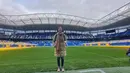 Jurnalis Bola.com, Yus Mei Sawitri berdiri di pinggir lapangan Stadion Reale Arena, area yang biasanya menjadi tempat pelatih Real Sociedad saat ini, Imanol Alguacil berdiri memberi instruksi kepada para pemainnya. (Bola.com/Yus Mei Sawitri)