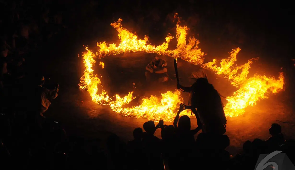 Bentuk - bentuk "Sakral" dalam tari kecak ini biasanya ditunjukan dalam hal kerauhan atau masolah yaitu kekebalan secara gaib sehingga tidak terbakar oleh api, Bali (31/8/2014) (Liputan6.com/Herman Zakaria)