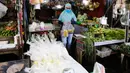 Pengunjung membeli kebutuhan pokok di Pasar Lembang, Tangerang, Selasa (24/8/2021). Bank Indonesia (BI) memperkirakan, Indeks Harga Konsumen (IHK) alias inflasi akan berlanjut pada bulan Agustus 2021. (Liputan6.com/Angga Yuniar)