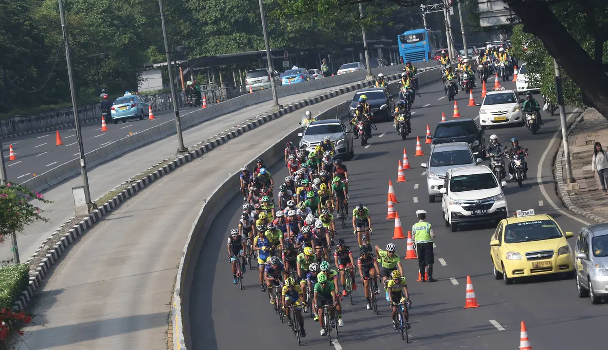 Tim balap sepeda dari dalam dan luar negeri adu kecepatan dalam even Tour de Jakarta 2016, Sabtu (30/7). 13 putaran dengan rute menyusuri jalan MH Thamrin, Jalan Jenderal Sudirman, dan finis di depan Gedung BI.  (Liputan6.com/Immanuel Antonius)