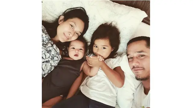 6 Potret Harmonis Happy Salma dan Keluarga