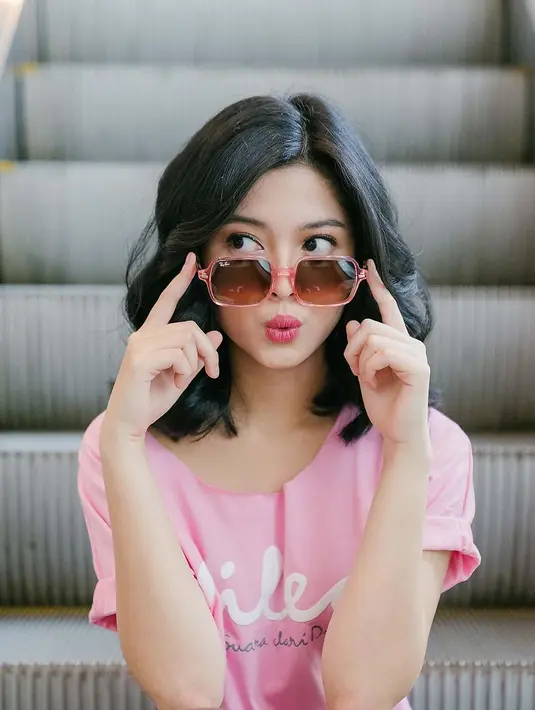 Dalam keseharian Yoriko Angeline kerap tampil kasual. Gayanya yang kekinian membuatnya tuai pujian dari para penggemarnya. Tidak sedikit gayanya pun jadi inspirasi bagi netizen. (Liputan6.com/IG/@yorikooangln_)