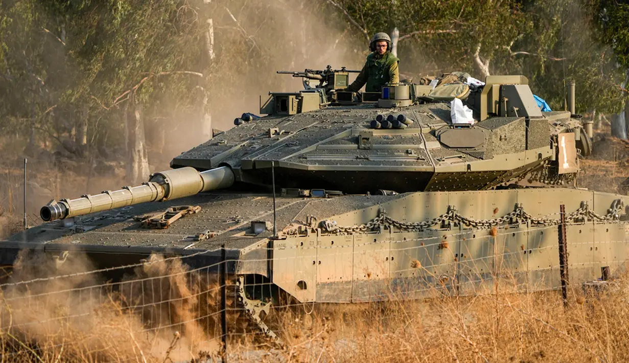 Sementara tentara Israel mengatakan tentara yang didukung oleh helikopter menewaskan sedikitnya dua pria bersenjata yang melintasi perbatasan. (AP Photo/Ariel Schalit)