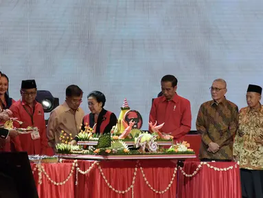 Ketua Umum PDIP Megawati Soekarnoputri bersama Presiden Joko Widodo, Wakil Presiden Jusuf Kalla dan cawapres Ma'ruf Amin potong tumpeng saat memperingati HUT ke-46 PDIP di JIExpo Kemayoran, Jakarta, Kamis (10/1). (Liputan6.com/JohanTallo)