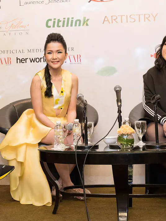 Selain itu telah terbentuknya labirin yang bertuliskan nama Fetty para model catwalk pun melenggang dengan busana rancangan sang desainer.  ( Desmond Manullang/Bintang.com)