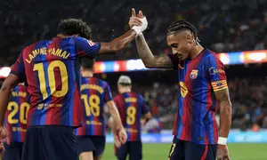 Pemain Barcelona, Raphinha  (kanan) dan Lamine Yamal (kiri) berselebrasi pada laga melawan Racing Santander di Camp Nou, Kamis (17/9/2026) dini hari WIB. (Lluis Gene/AFP)