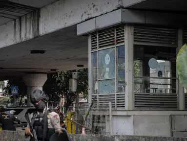 Halte Bus TransJakarta di Kampung Melayu, Jakarta Timur rusak, akibat ledakan bom, Kamis (26/5). Sebagian kaca di ruang tunggu penumpang terlihat pecah akibat ledakan yang diduga dari bom bunuh diri. (Liputan6.com/Faizal Fanani)