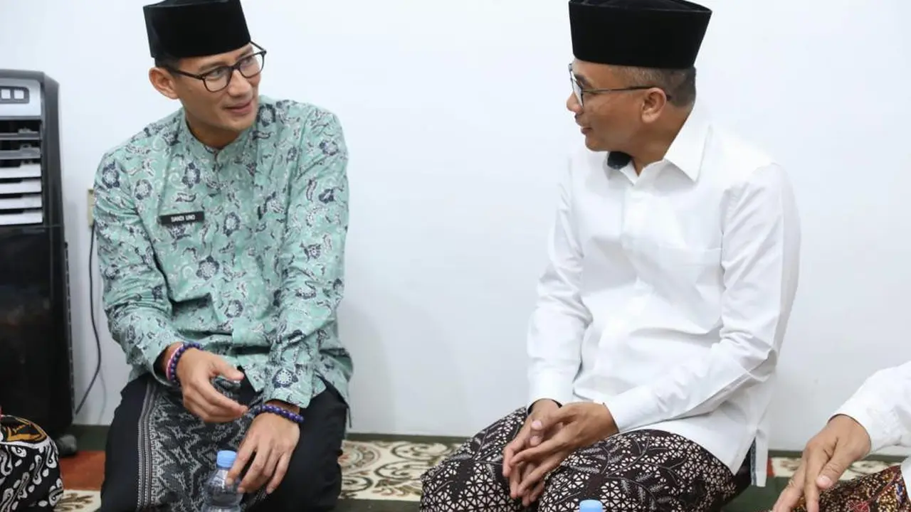 Sekjen PPP Arwani Thomafi bersama Ketua Badan Pemenangan Pemilu (Bappilu) Nasional PPP Sandiaga Uno sowan dan ngaji bersama ulama kharismatik Ahmad Bahauddin Nursalim alias Gus Baha, di Rembang, Jawa Tengah.