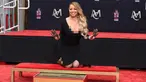Penyanyi Mariah Carey berpose setelah membuat cetakan tangannya di TCL Chinese Theatre di Los Angeles, AS (1/11). Penyanyi 47 tahun ini mendapat penghargaan membuat cetakan tangan dan kaki di TCL Chinese Theatre. (Photo by Jordan Strauss/Invision/AP)