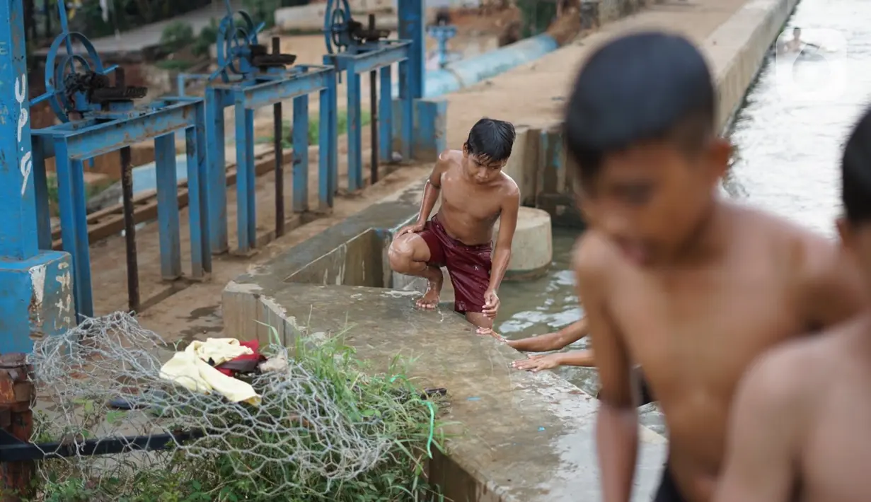 Anak-anak berenang di aliran Sungai Kalimalang, Jakarta, Selasa (18/8/2020). Keterbatasan ekonomi menyebabkan anak-anak tersebut memanfaatkan Sungai Kalimalang sebagai tempat berenang, meskipun berbahaya bagi keselamatan dan kesehatan mereka. (Liputan6.com/Immanuel Antonius)