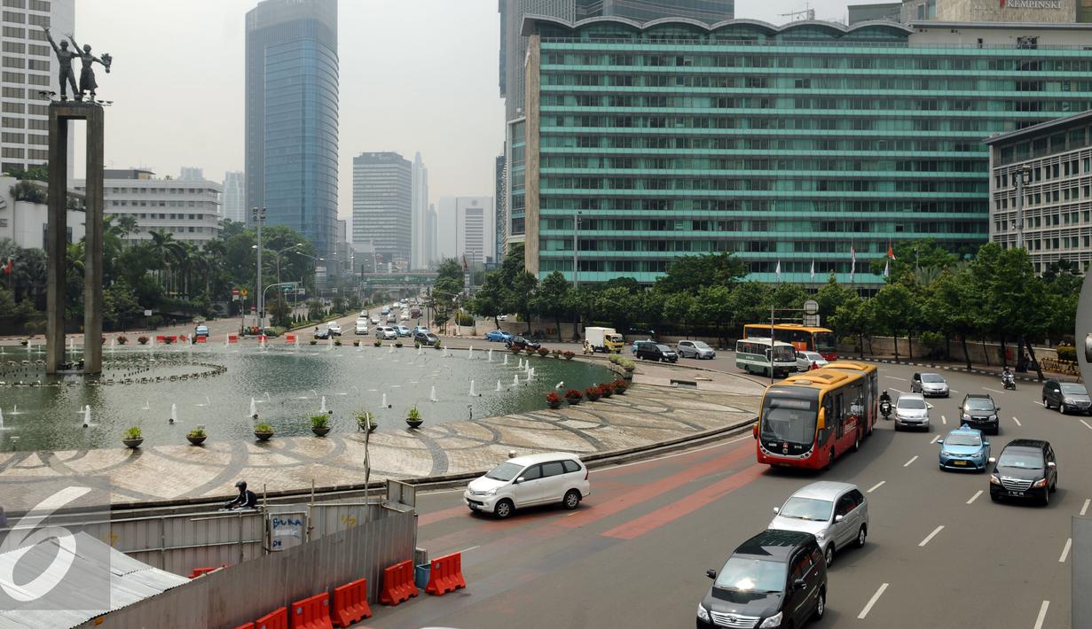 Sejumlah kendaraan melintas di sekitar kawasan Bundaran Hotel Indonesia, Jakarta, Senin (4/1/2016). Pasca libur panjang perayaan Natal 20015 dan Tahun Baru 2016, sejumlah ruas jalan ibukota mulai dipadati pengendara. (Liputan6.com/Helmi Fithriansyah)