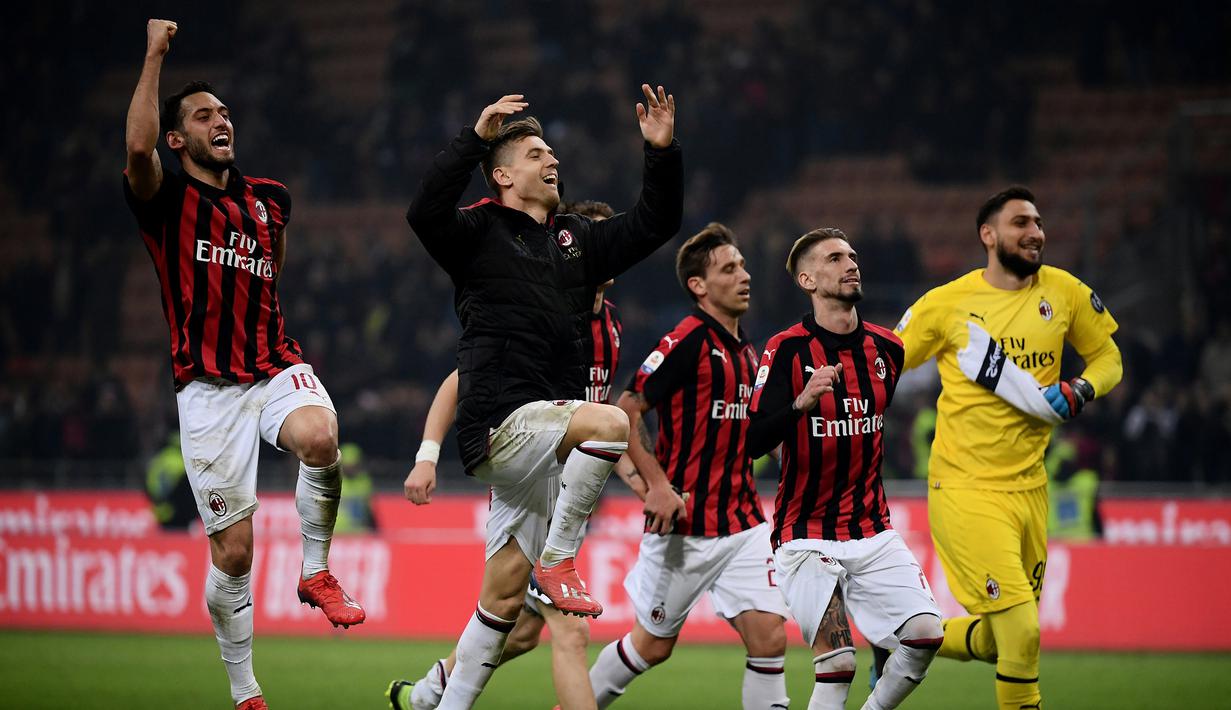 Para pemain AC Milan menyapa suporter untuk merayakan kemenangan atas Empoli pada laga Serie A di Stadion San Siro, Milan, Jumat (22/2). Milan menang 3-0 atas Empoli. (AFP/Marco Bertorello)
