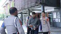 Polisi menangkap dua pelaku dari lima yang diduga terlibat penusukan terhadap pengunjung kafe Ahmad Mardianto alias AM (25) di Kafe MB, Kemang, Jakarta Selatan, Rabu (6/3) dini hari.