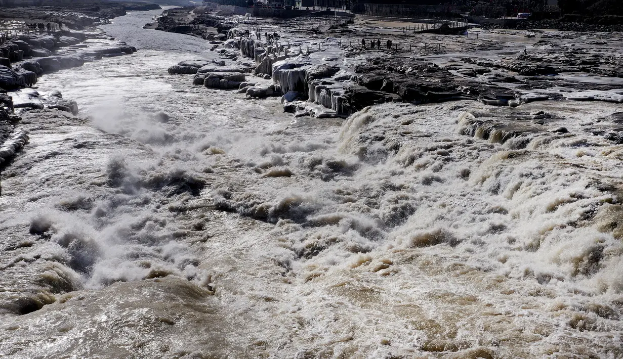 Foto dari udara pada 16 Desember 2020 ini menunjukkan pemandangan musim dingin di tempat wisata Air Terjun Hukou di Provinsi Shaanxi, China barat laut. Air terjun Hukou menyuguhkan pemandangan musim dingin nan spektakuler saat suhu udara terus turun dalam beberapa hari terakhir. (Xinhua/Tao Ming)