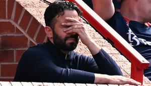 Ekspresi kecewa pelatih Manchester United, Ruben Amorim dengan memegang kepalanya saat laga lanjutan Liga Inggris 2024/2025 melawan West Ham di Old Trafford, Manchester, Inggris, Minggu (11/05/2025) waktu setempat. (AFP/Oli Scarff)