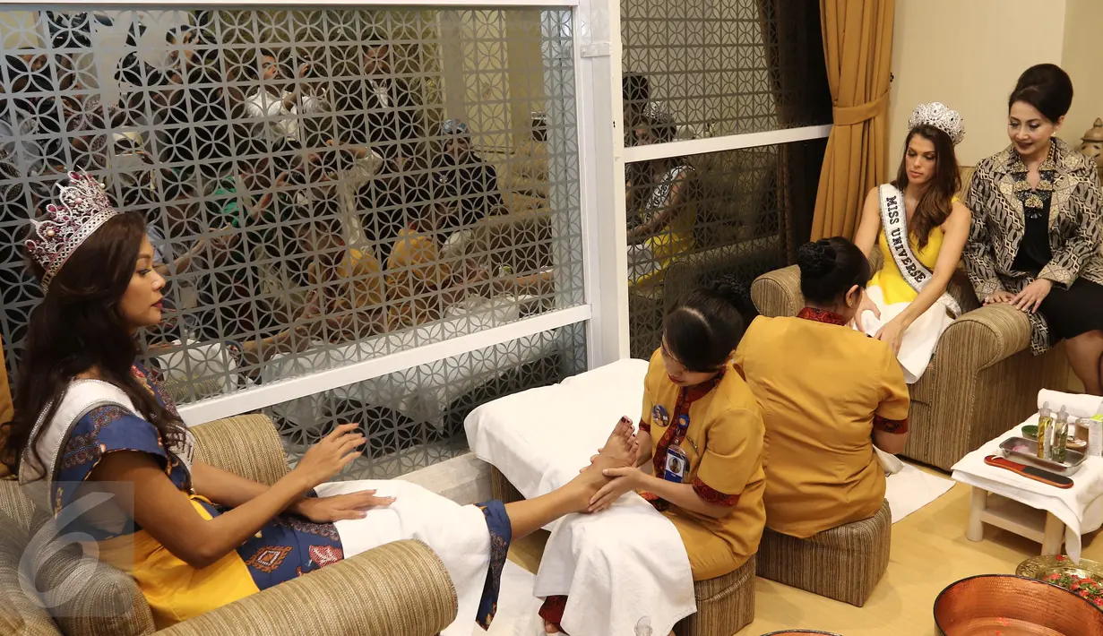 Miss Universe 2016, Iris Mittenaere dan Puteri Indonesia 2017 Bunga Jelitha Ibrani mencoba spa di House of Mustika Ratu, Jakarta, Sabtu (1/4). (Liputan6.com/Herman Zakharia)