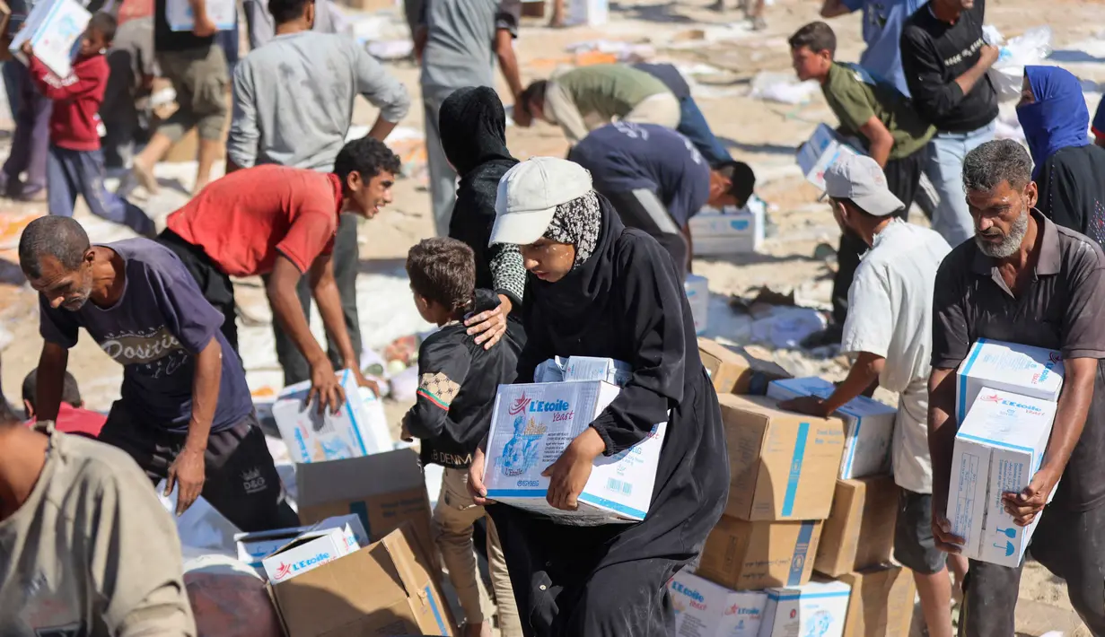 Masuknya truk bantuan ini membawa harapan di tengah krisis kemanusiaan yang berkepanjangan. (Omar AL-QATTAA/AFP)