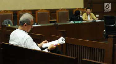 Terdakwa dugaan korupsi pembangunan rumah sakit Universitas Udayana dan Wisma Atlet, Sumsel, Dudung Purwadi jelang sidang lanjutan di Pengadilan Tipikor, Jakarta, Rabu (9/8). Sidang mendengar keterangan saksi. (Liputan6.com/Helmi Fithriansyah)