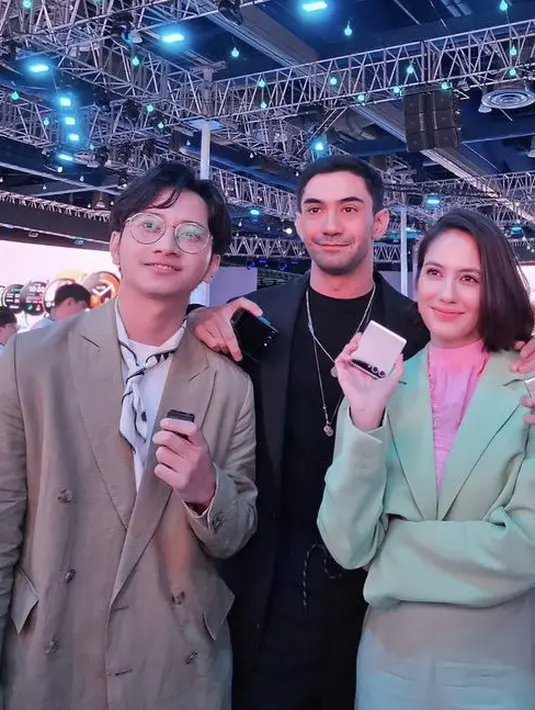 Dalam kunjungannya tersebut, terlihat pevita mengenakan pakaian semi formal. Ia mengenakan two piece hijau terdiri dari crop top blazer dan bawahannya. (@pevpearce)