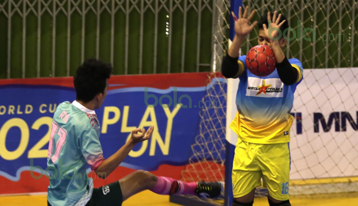 Kiper WPK MBU, Hapni Hapsah (kanan), menahan tembakan pemain Pinky Boys, Ryan Ariansyah, dalam laga Seri III Grup B Wilayah Timur Pro Futsal League 2016 di GOR 17 Desember, Mataram, NTB, Minggu (13/3/2016). (Bola.com/Arief Bagus)
