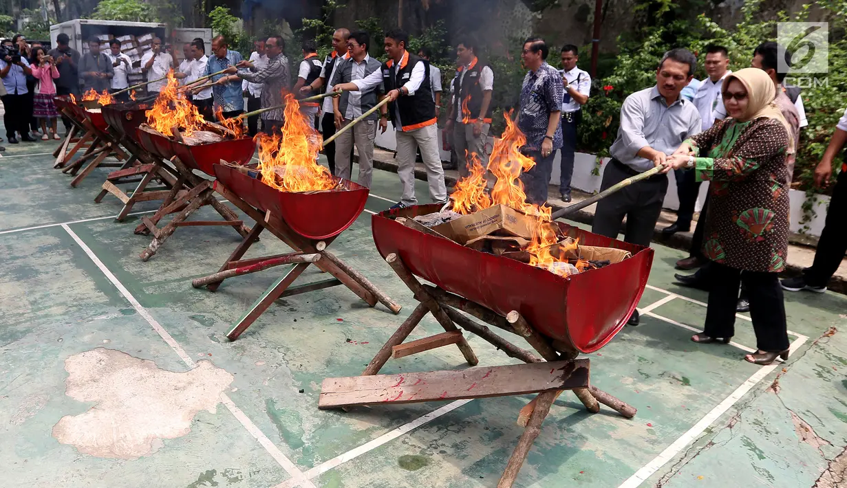 Petugas membakar gula kristal dan daging beku hasil sitaan di Kemendag, Jakarta Kamis (28/9). Petugas berhasil menyita sebanyak 21,3 ton Gula Kristal dan 47,9 ton daging beku kedaluwarsa. (Liputan6.com/JohanTallo)