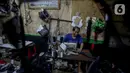 Pekerja membuat produk tas di unit produksi Artrek, Jakarta, Selasa (3/11/2020). Pemprov DKI Jakarta telah memutuskan menaikkan upah minimum provinsi (UMP) 2021 sebesar Rp 4.416.186,548 atau meningkat 3,27 persen dari 2020 bagi perusahaan tidak terkena dampak COVID-19. (Liputan6.com/Faizal Fanani)
