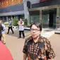 Dosen Ilmu Komunikasi Universitas Indonesia, Ade Armando Memenuhi Panggilan Penyidik Polda Metro Jaya Atas Kasus Penyebaran Gambar Wajah Gubernur DKI Jakarta Anies Baswedan yang Menyerupai Joker, Rabu (20/11/2019). (Foto: Yopi Makdori/Liputan6.com)