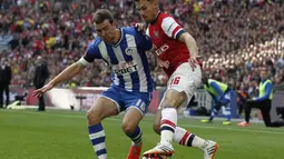 Gelandang Wigan Athletic, James McArthur (kiri) berebut bola dengan Aaron Ramsey dalam laga Semi-final Piala FA di Stadion Wembley, Inggris (12/4/2014). (AFP PHOTO/IAN KINGTON)