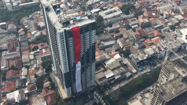 Pengibaran bendera di apartemen Depok. (Liputan6.com/Dicky Agung Prihanto)