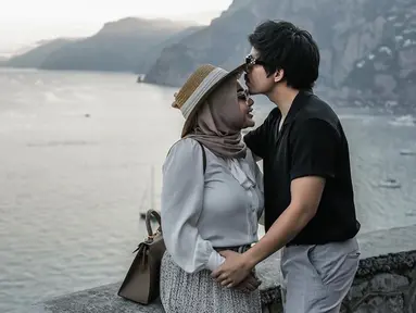 Sebelumnya, Aurel Hermansyah sendiri mendapat kejutan ulang berupa trip ke Italia dari sang suami, Atta Halilintar. Melalui media sosial, keduanya membagikan momen perjalanan liburan keluarga. (Liputan6.com/IG/@aurelie.hermansyah)