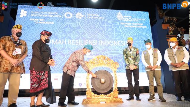 GPDRR 2022: Menko PMK Muhadjir Effendy memukul gong di Rumah Resiliensi Indonesia, Bali.