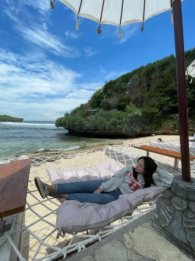 5 Gaya Santai Happy Asmara saat Lepas Penat di Pantai, Tetap Kece