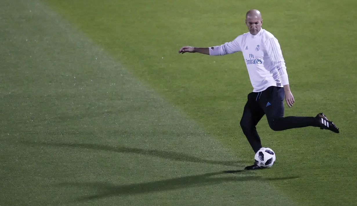 Pelatih Real Madrid, Zinedine Zidane, saat latihan jelang laga final Piala Dunia Antarklub 2017 di Abu Dhabi, Kamis (14/12/2017). Real Madrid akan berhadapan dengan Gremio. (AP/Hassan Ammar)