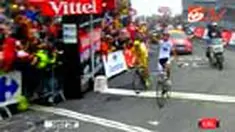 Schleck melintas finish pertama etape 17 Tour de France dengan waktu 5 jam 3 menit dan 29 detik, diikuti Contador dengan waktu yang sama. 