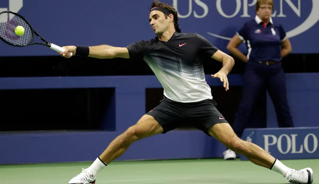 Petenis Swiss, Roger Federer mengembalikan bola pukulan Petenis AS, Frances Tiafoe saat bertanding pada turnamen tenis AS Terbuka 2017 di New York (29/8). Federer menang 4-6, 6-2, 6-1, 1-6, 6-4. (AP Photo/Julio Cortez)
