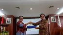 Menteri Pemberdayaan Perempuan dan Perlindungan Anak (Kemen PPPA) Yohana berjabat tangan dengan Ketua BPS Suryamin usai menandatangani nota kesepahaman (MoU) di Kantor Kemen PPPA, Jakarta, Jumat (22/5/2015). (Liputan6.com/Faizal Fanani)