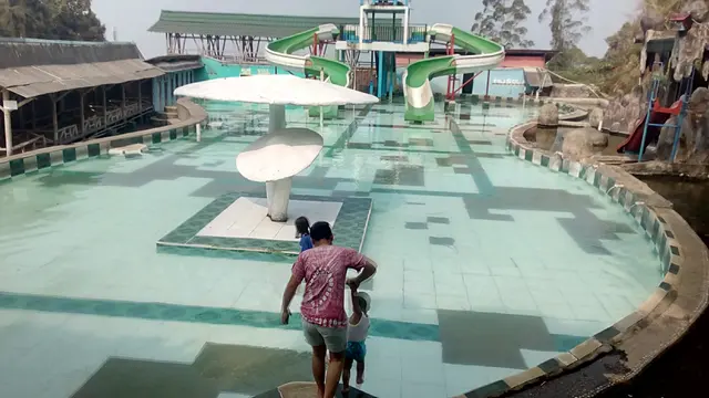 Pemandingan air hangat yang mengandung belerang yang berada di area wisata Bukit Rejeng Indah kawasan wisata Darajat, Garut