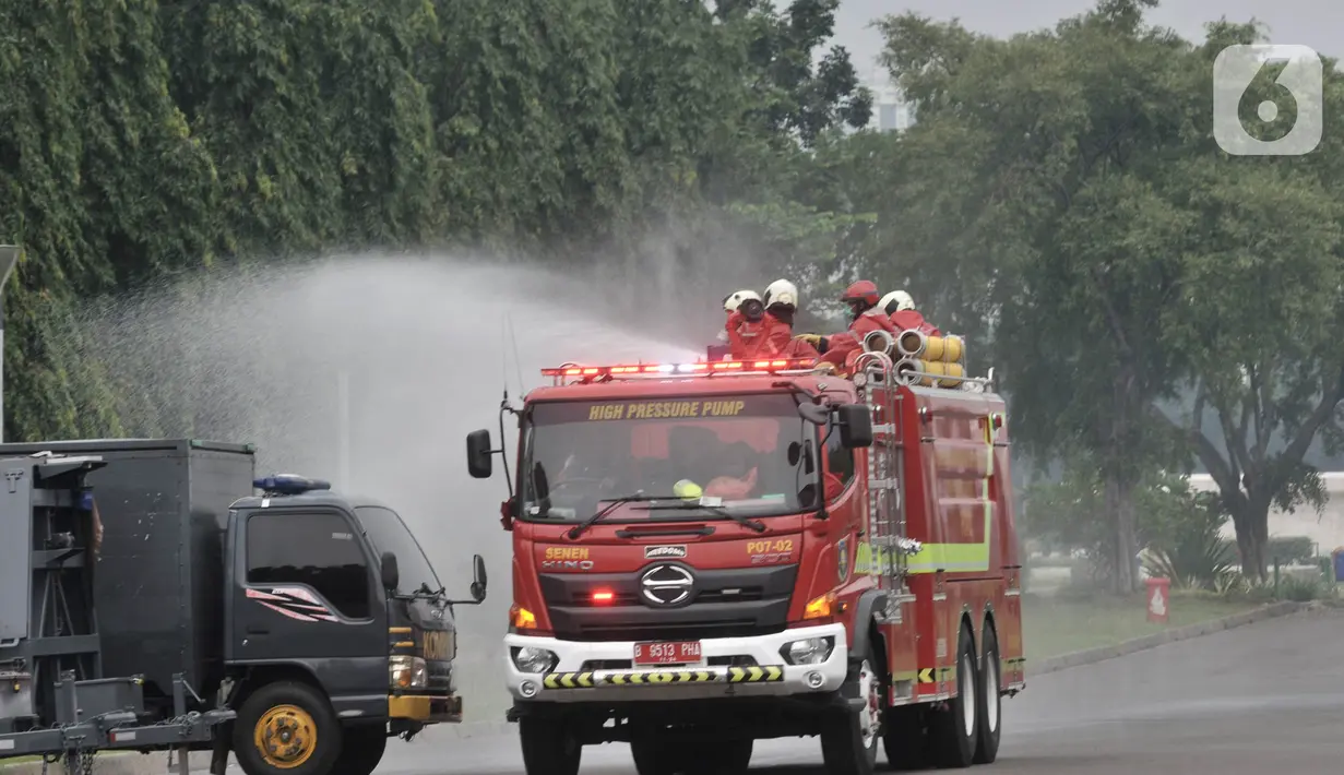 Petugas pemadam kebarakan menyemprotkan cairan disinfektan di kompleks Monumen Nasional (Monas), Jakarta, Senin (30/3/2020). Penyemprotan disinfektan ini dilakukan guna memutus rantai penyebaran virus Corona atau Covid-19 di pusat kota. (merdeka.com/Iqbal S. Nugroho)