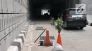 Cone block dan tanaman diletakkan dekat penutup lubang saluran air yang hilang di Underpass Mampang-Kuningan, Jakarta, Kamis (23/8). Tak ada petugas keamanan dari pihak Pemprov DKI atau Kepolisian yang berjaga di kawasan ini (Merdeka.com/Iqbal S. Nugroho)