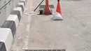 Cone block dan tanaman diletakkan dekat penutup lubang saluran air yang hilang di Underpass Mampang-Kuningan, Jakarta, Kamis (23/8). Tak ada petugas keamanan dari pihak Pemprov DKI atau Kepolisian yang berjaga di kawasan ini (Merdeka.com/Iqbal S. Nugroho)
