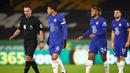 Bek Chelsea, Thiago Silva, melakukan protes kepada wasit saat melawan Wolverhampton Wanderers pada laga Liga Inggris di Stadion Molineux, Rabu (16/12/2020). Chelsea tumbang dengan skor 2-1. (Michael Steele/Pool via AFP)