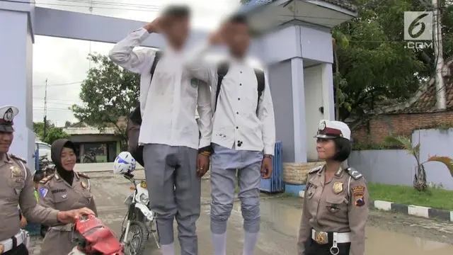 Dua pelajar asal Grobogan menggunakan sepeda motor bodong tanpa lampu, sein dan perlengkapan lain. Oleh polisi, dua siswa ini dihukum bernyanyi Indonesia Raya.