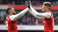Striker Arsenal, Pierre-Emerick Aubameyang bersama Alexandre Lacazette, merayakan gol ke gawang Stoke pada laga Premier league di Stadion Emirates, London, Minggu (1/4/2018). Arsenal menang 3-0 atas Stoke. (AFP/Oliver Greenwood)