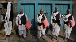Pendeta hindu Nepal bersiap melakukan ritual Seto Machindranath di Kathmandu, Nepal (4/4). Dalam ritual ini, setiap tahun mereka memandikan dan mengecat ulang patung dewa Seto Machindranath. (AP Photo / Niranjan Shrestha)
