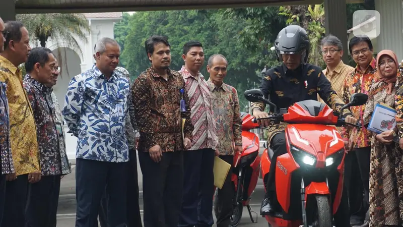 Presiden Jokowi mencoba sepeda motor listrik Gesits di halaman belakang Istana Merdeka Jakarta.