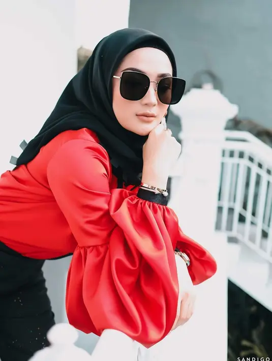 Kacamata hitam dengan frame besar, membuat wajah aktris cantik kelahiran Garut, 8 November 1988 ini terlihat lebih tirus. Selain kacamata gelang bernuansa emas, membuat gaya model ini terlihat manis dan berkelas. (Liputan6.com/IG/@imelpc)
